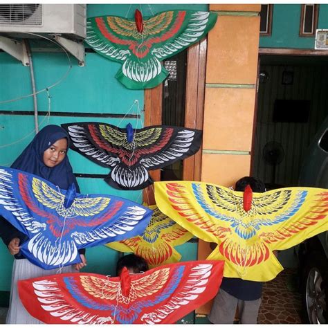 layang layang garuda Layangan berbentuk Garuda Pancasila terbang di langit Merak, Banten